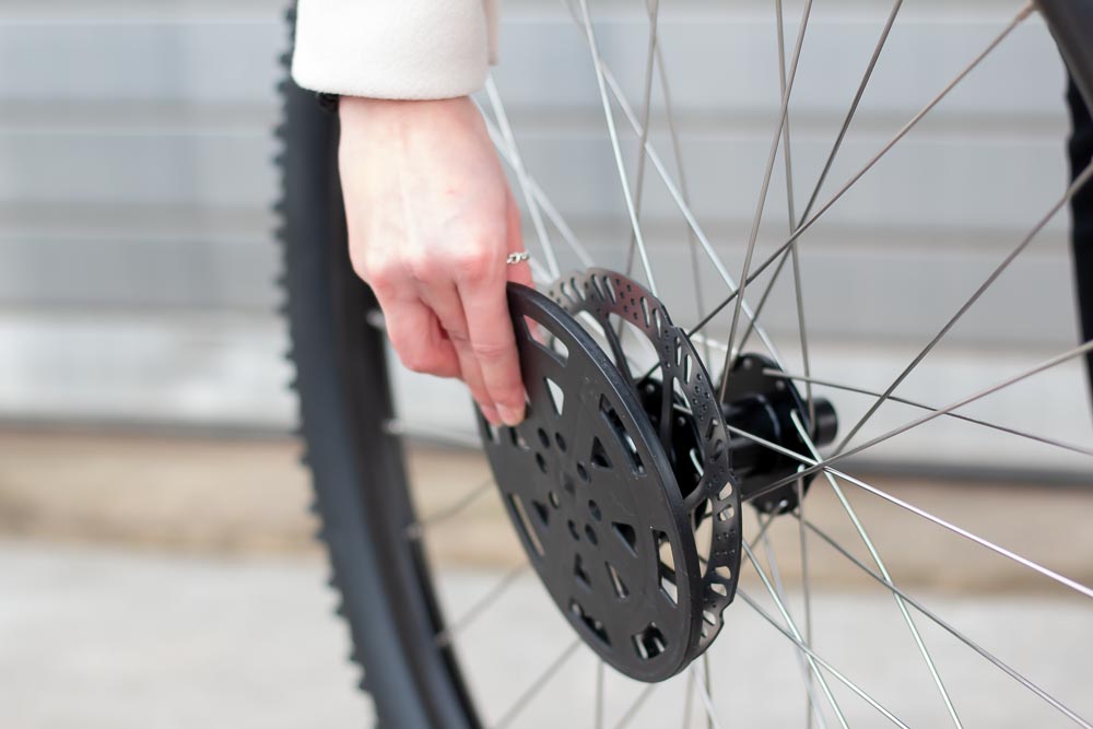 06 aufbau schutzkappe entfernen 1 - Paso a paso: Instrucciones de montaje para tu bicicleta o e-bike