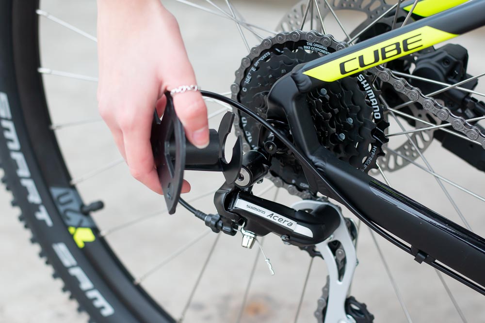 08 aufbau schutz hinterachse entfernen - Paso a paso: Instrucciones de montaje para tu bicicleta o e-bike