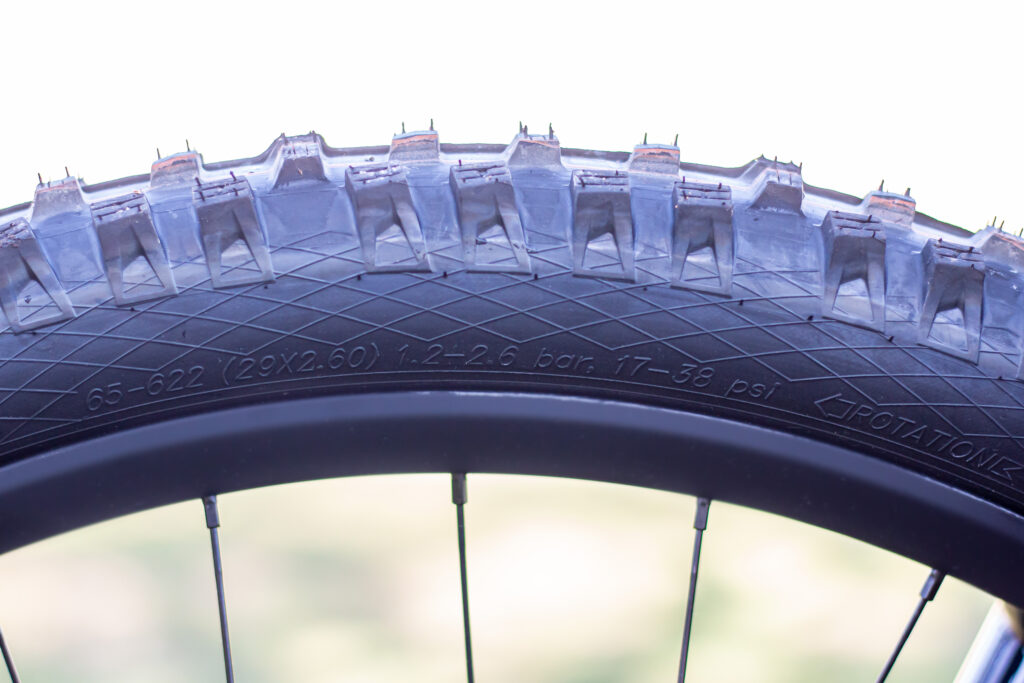 Vous trouverez les valeurs suivantes sur chaque carcasse de pneu :