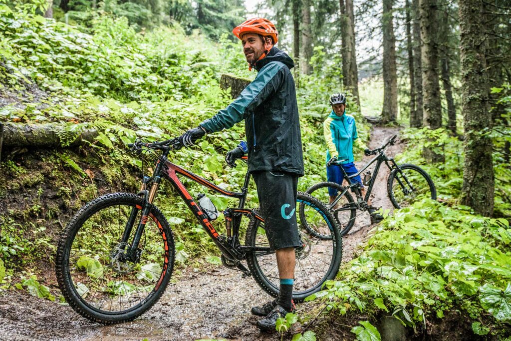 mhw beratung mtb fahren bei regen outdoor bekleidung 1024x683 - Ciclismo de montaña con mal tiempo: ¿qué necesito?