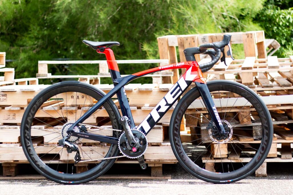 The Madone SLR 7 eTap Disc with a total weight of approx. 8.2 kg