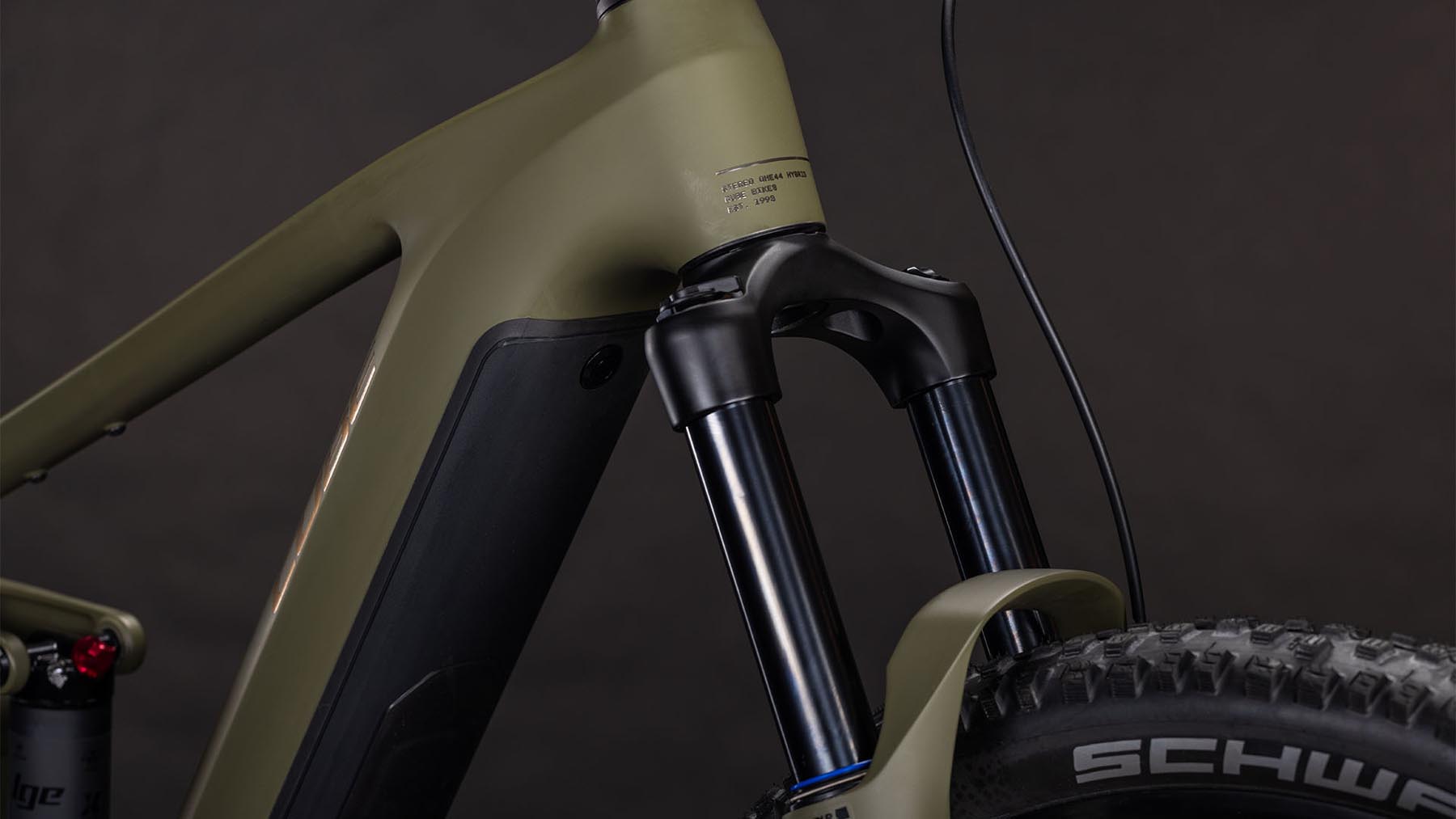 102130-Cube-Stereo-Hybrid-ONE44-Pro-800-dustyolive-n-gold-2026-EBike-Fully-Mountainbike-01