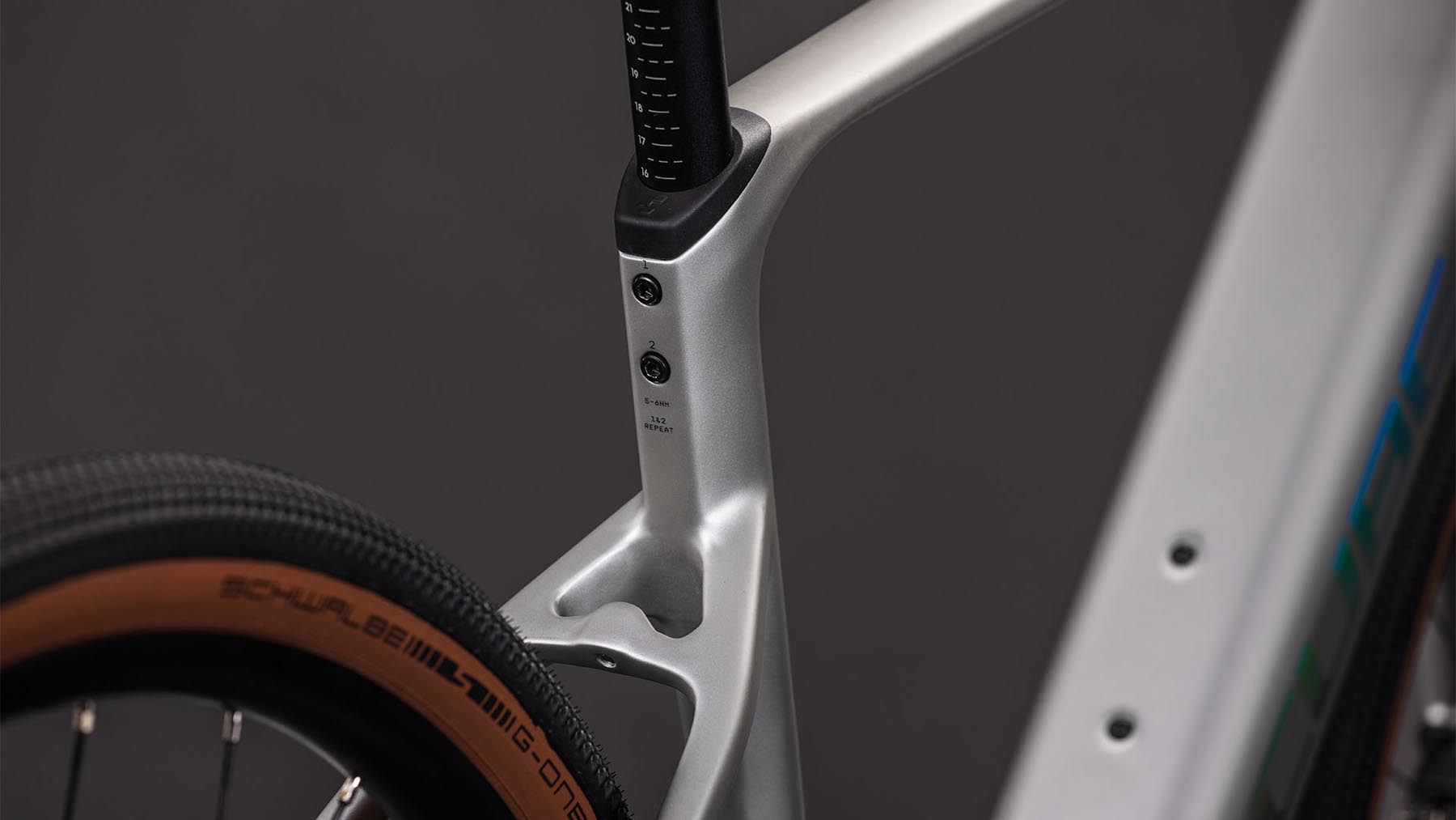 117500-Cube-Nulane-Hybrid-C-62-Race-400X-sleekgrey-n-prism-2026-EBike-Fitnessrad-Herren-03