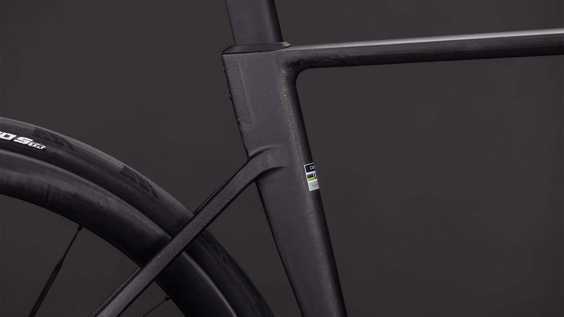 128400-Cube-Litening-AIR-C-68X-SLT-golddust-n-prism-2026-Carbon-Rennrad-06