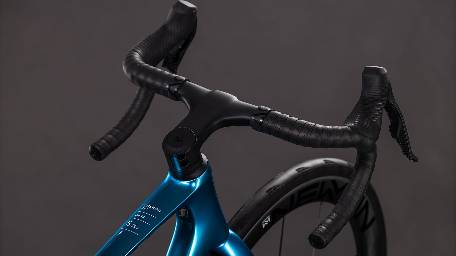 128300-Cube-Litening-AIR-C-68X-SLX-chromeblue-n-liquidblue-2026-Carbon-Rennrad-02