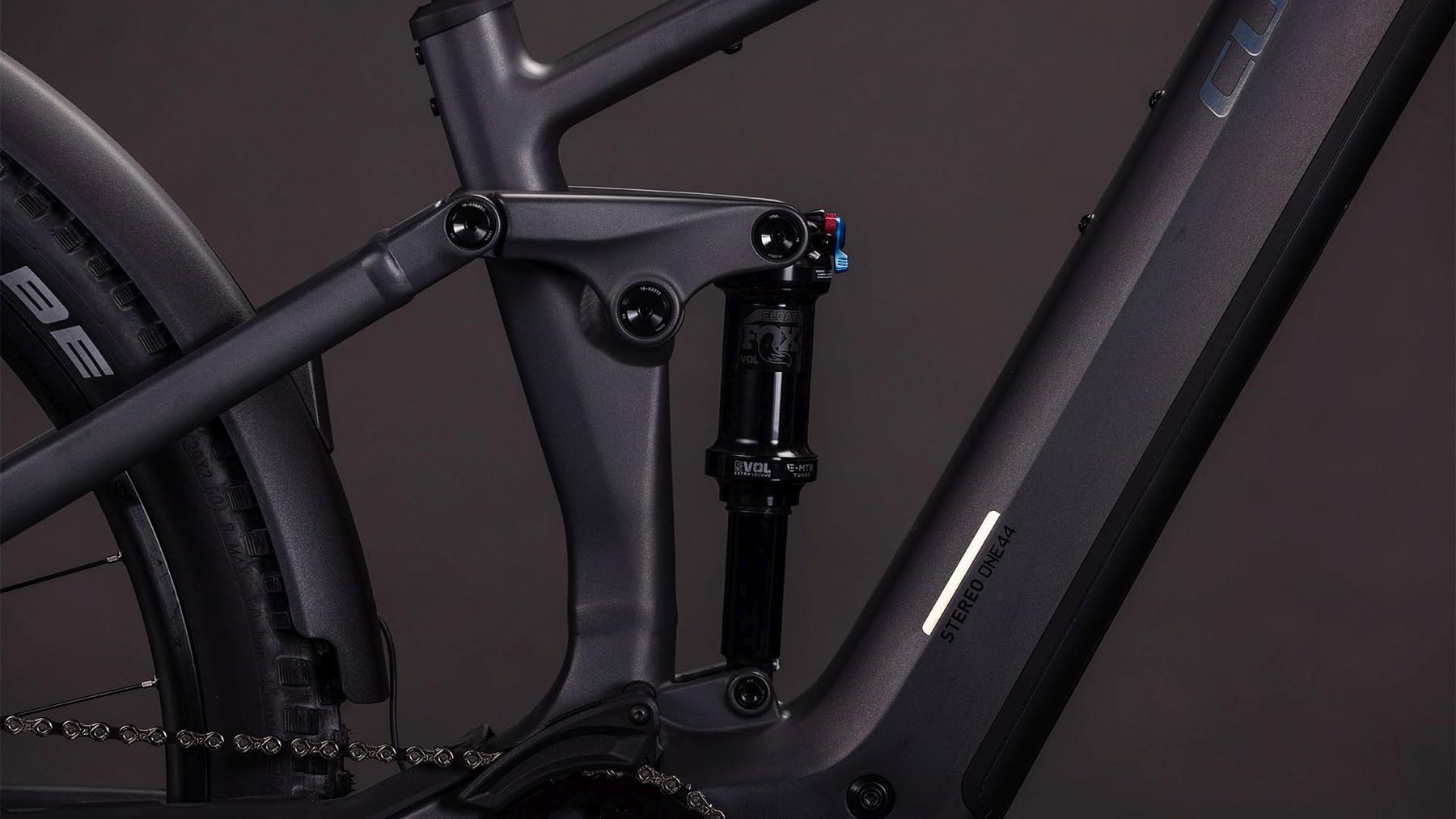 102330-Cube-Stereo-Hybrid-ONE44-EXC-800-FE-irongrey-n-chrome-2026-EBike-Fully-Mountainbike-03
