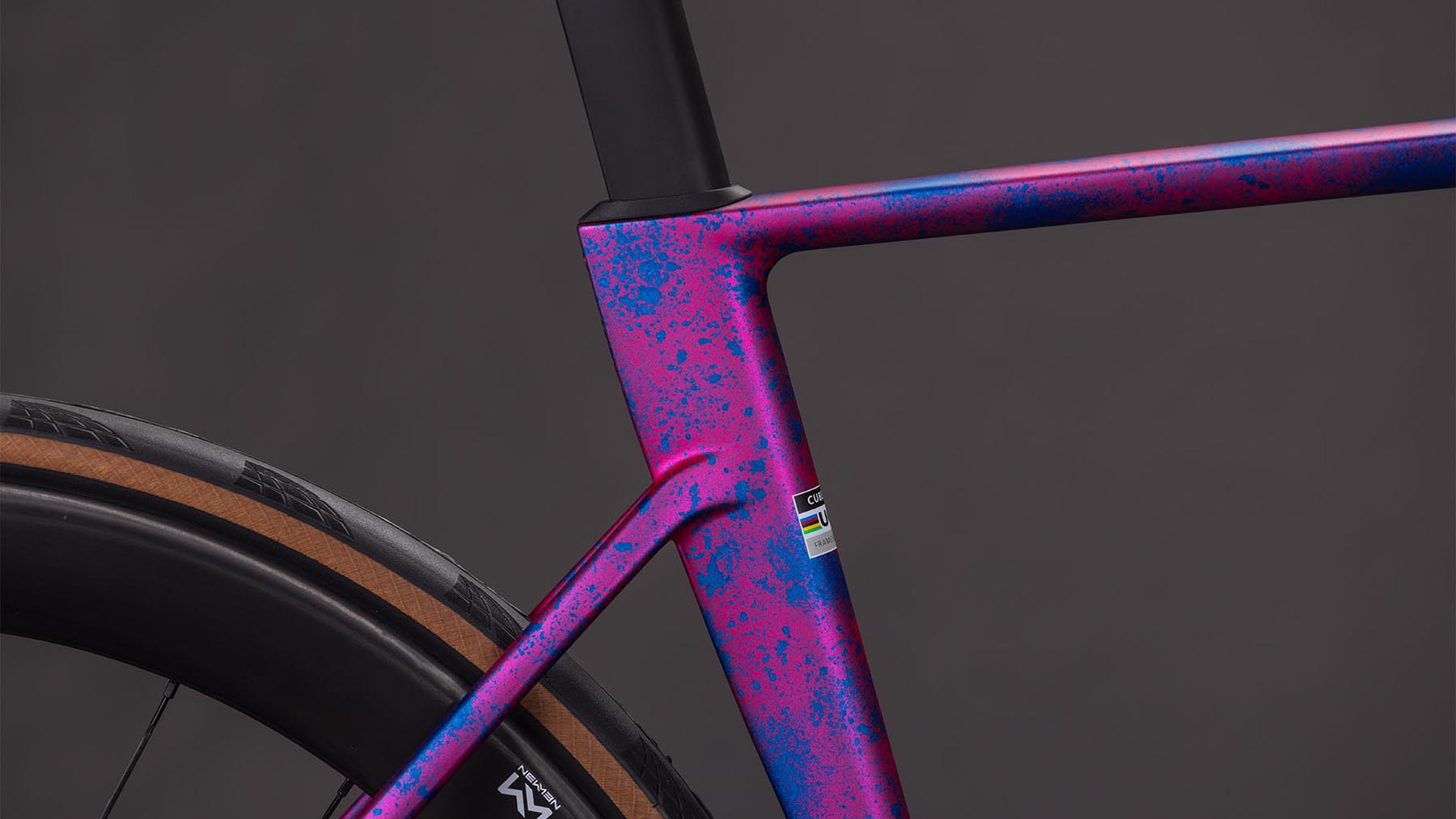 128210-Cube-Litening-AIR-C-68X-Race-dazzlepink-n-blue-2026-Carbon-Rennrad-04