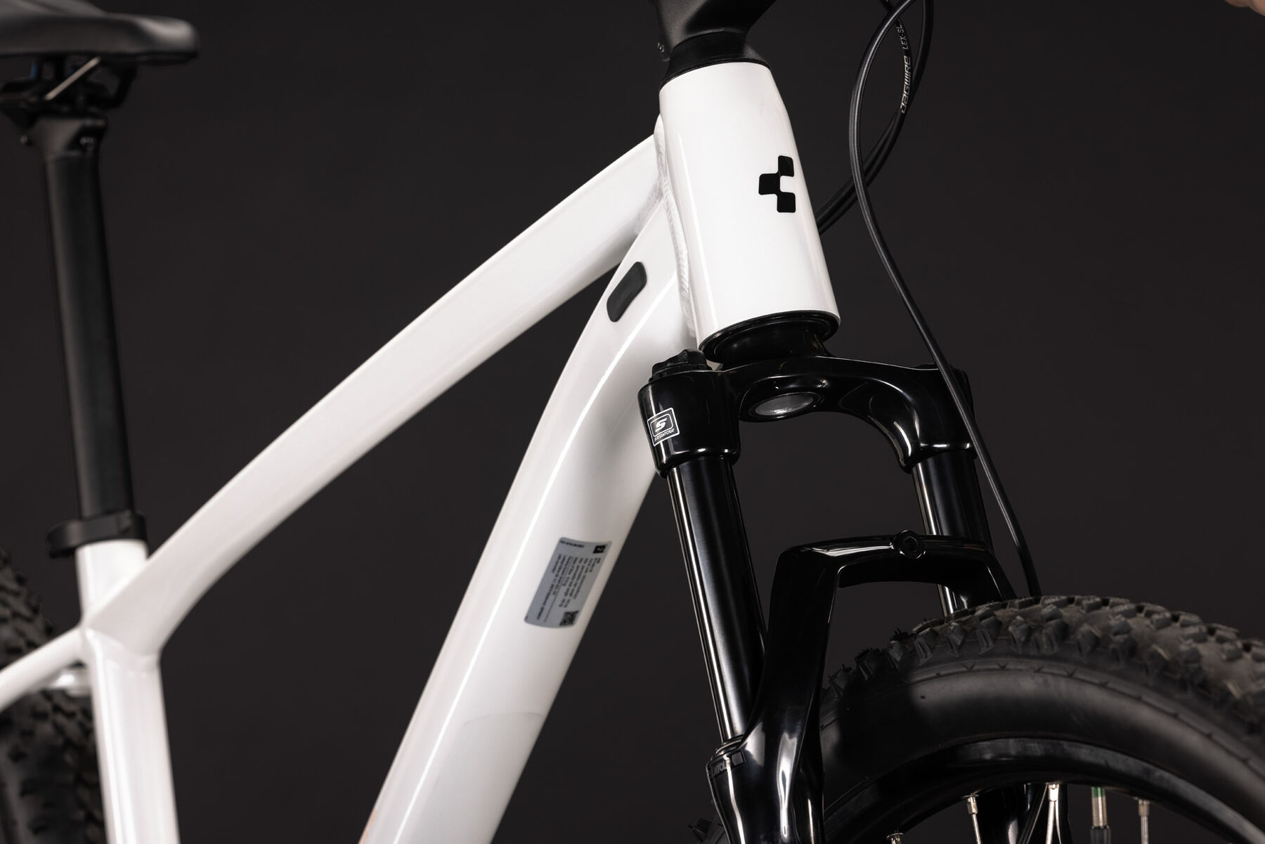1140110-Cube-Aim-ONE-metallicwhite-n-black-2027-05