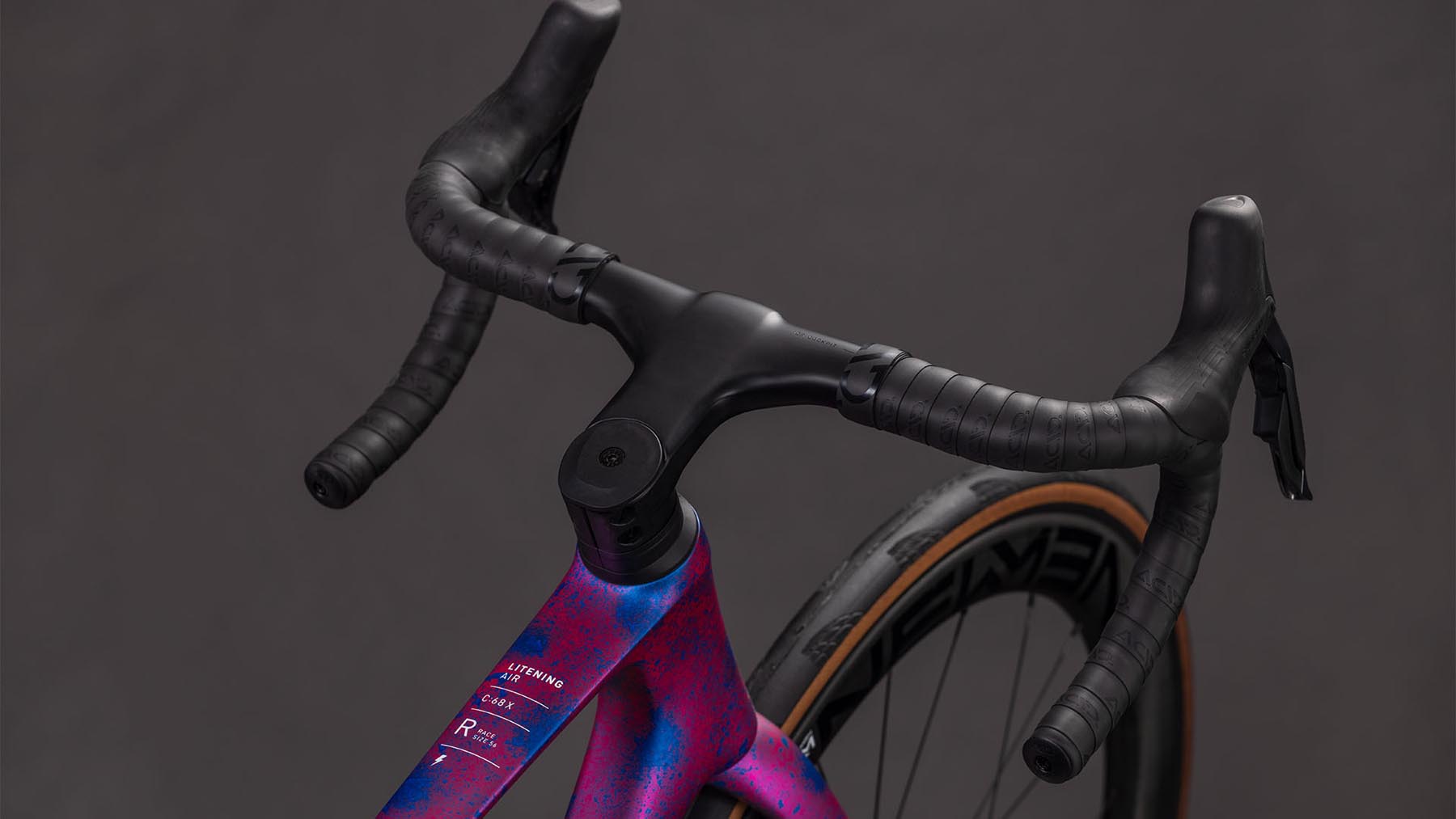 128210-Cube-Litening-AIR-C-68X-Race-dazzlepink-n-blue-2026-Carbon-Rennrad-02