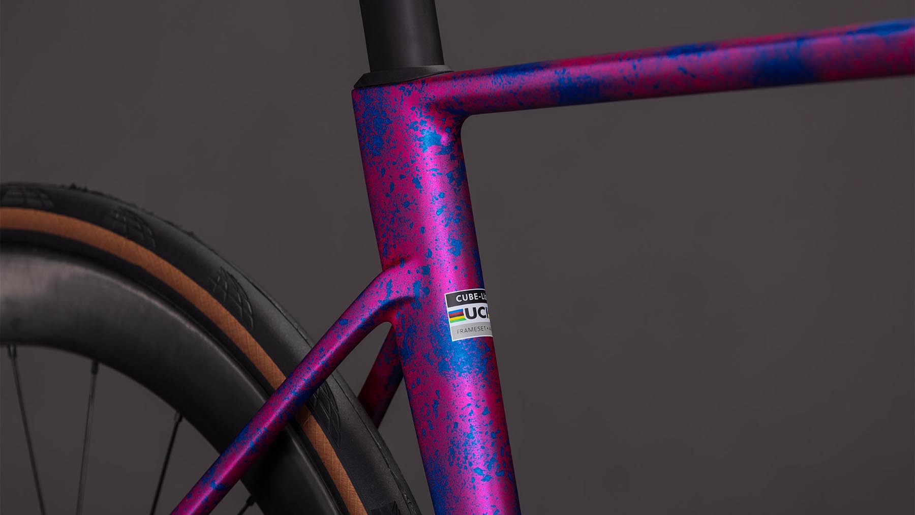 128210-Cube-Litening-AIR-C-68X-Race-dazzlepink-n-blue-2026-Carbon-Rennrad-06