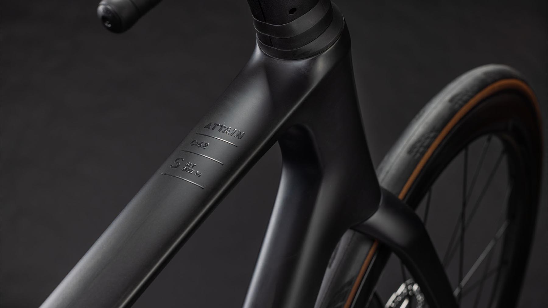125700-Cube-Attain-C-62-SLT-carbon-n-coalchrome-2026-Carbon-Rennrad-01