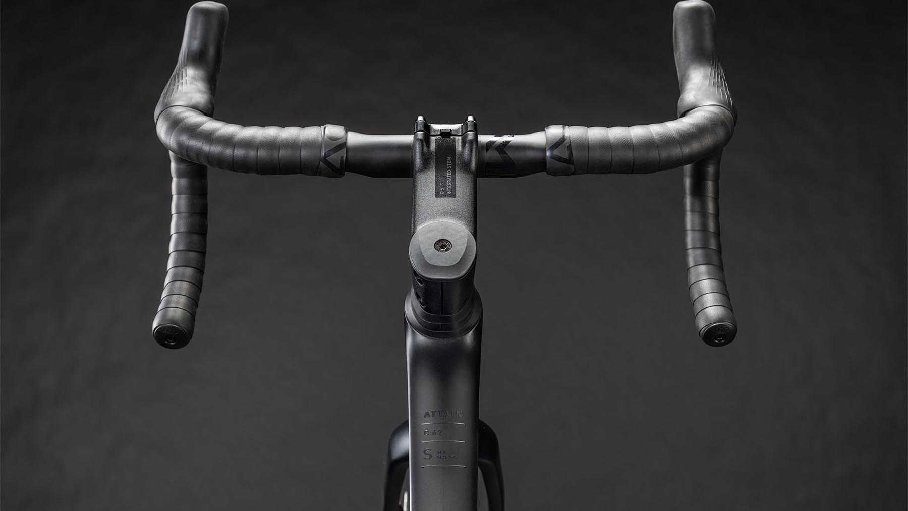 125700-Cube-Attain-C-62-SLT-carbon-n-coalchrome-2026-Carbon-Rennrad-02