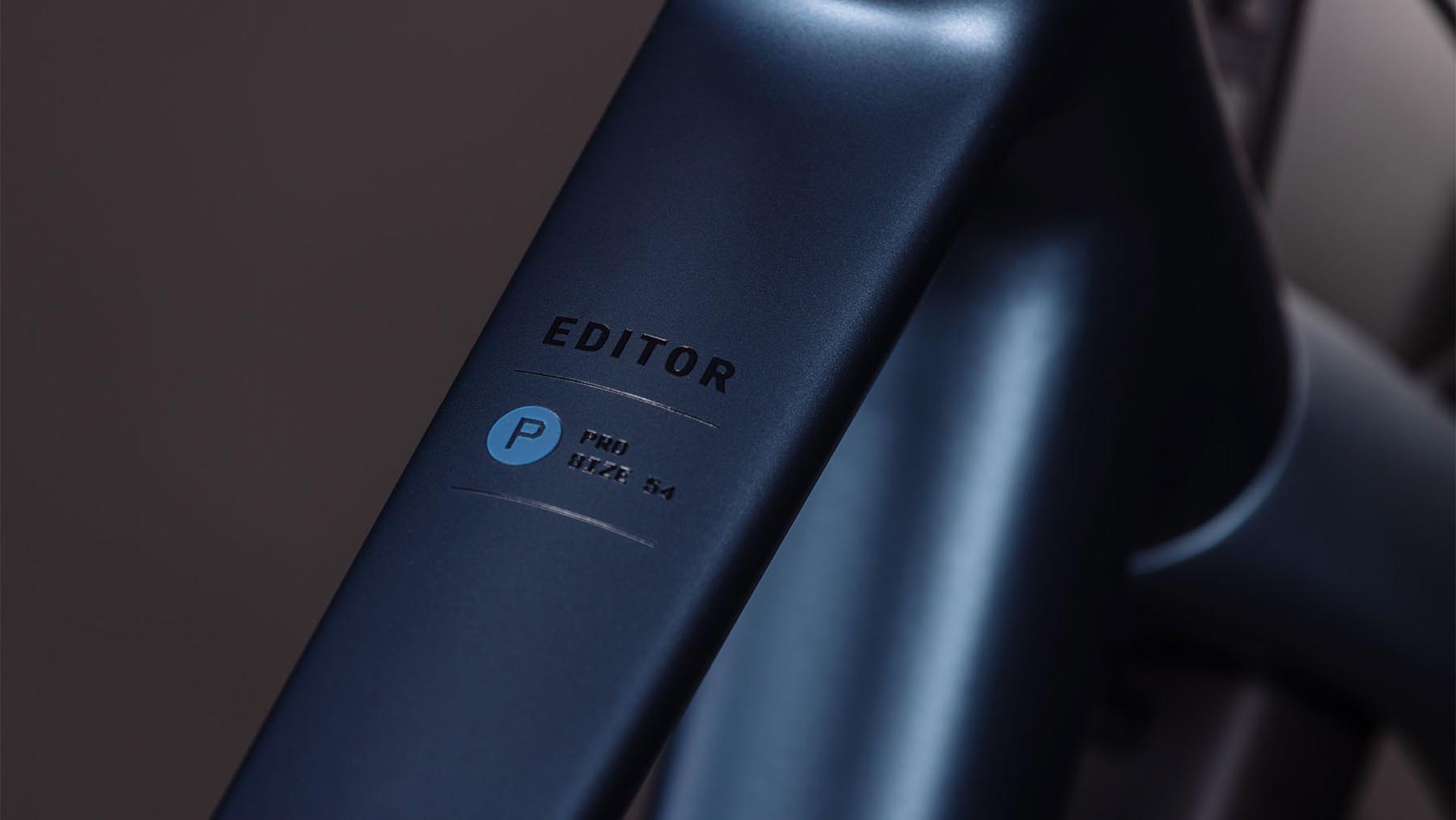 155210-Cube-Editor-Pro-FE-mineralblue-n-chrome-2026-Fitnessrad-Herren-02