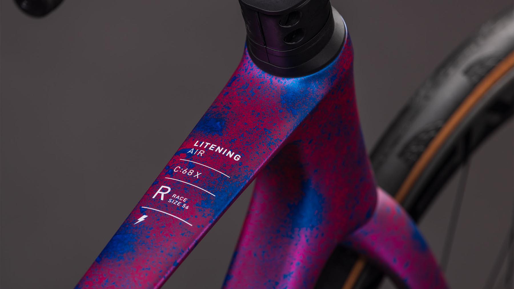 128210-Cube-Litening-AIR-C-68X-Race-dazzlepink-n-blue-2026-Carbon-Rennrad-01